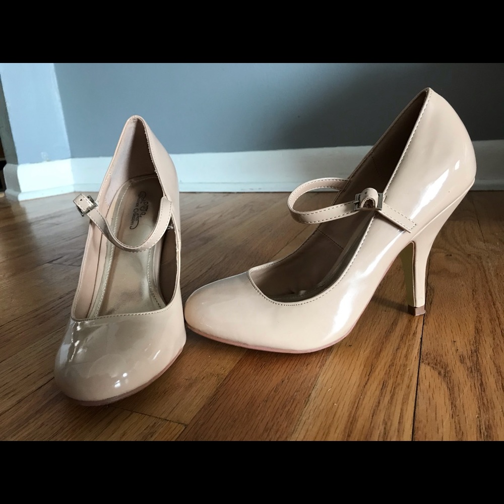 Nude round-toe pumps